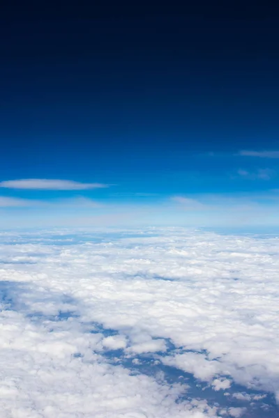 Blauwe hemel boven bewolkte wolk — Stockfoto