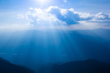 Güneş sis üzerinde sky aracılığıyla 