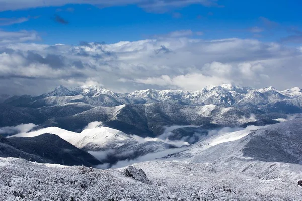 Vista paesaggio neve di montagna — Foto Stock