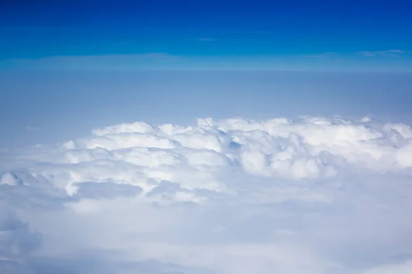 Blauwe hemel boven bewolkte wolk — Stockfoto