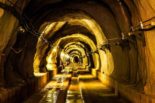 Túnel oscuro con luz — Foto de Stock