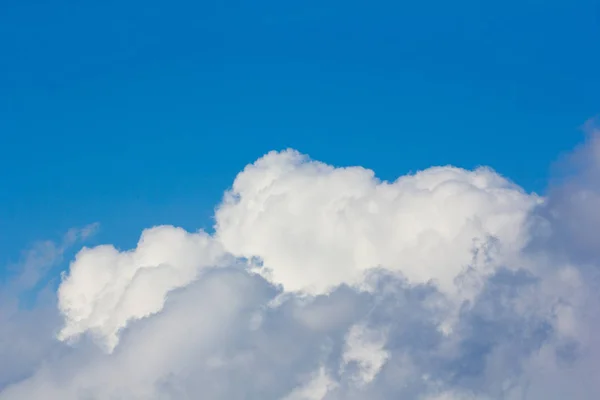 Cielo sobre capa de nubes —  Fotos de Stock