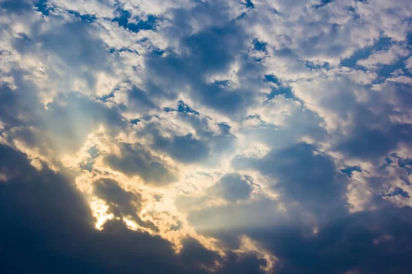 Sonnenstrahl durch Dunst am Himmel — Stockfoto