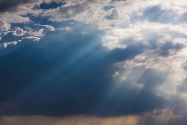 Rayon de soleil à travers la brume sur le ciel — Photo