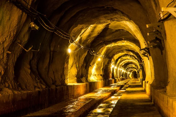 Túnel oscuro con luz — Foto de Stock