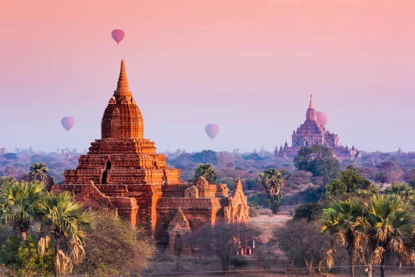 Balonem nad mgliste rano wokół świątyni w Bagan, Birma — Zdjęcie stockowe