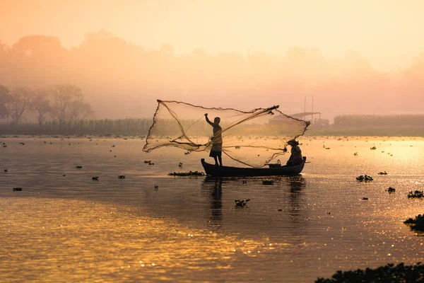 Pescador que pesca a partir do rio — Fotografia de Stock