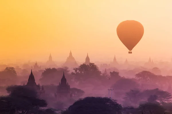 Повітряній кулі над Туманний ранковий навколо храму в Баган, М'янма — стокове фото