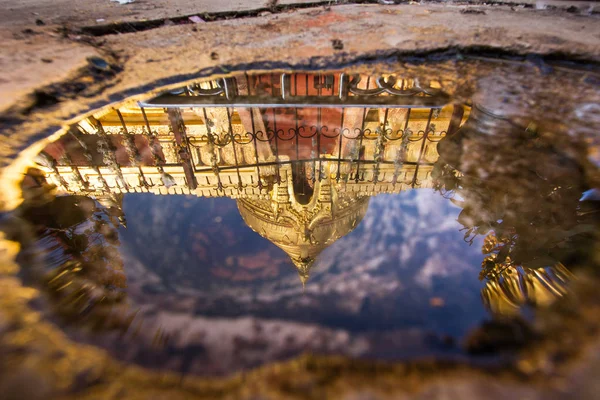 Reflection of Shwezigon Pagoda or Shwezigon Paya in Bagan, Myanmar. — Stock Photo, Image