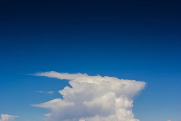 Obloha nad vrstvu mraků — Stock fotografie