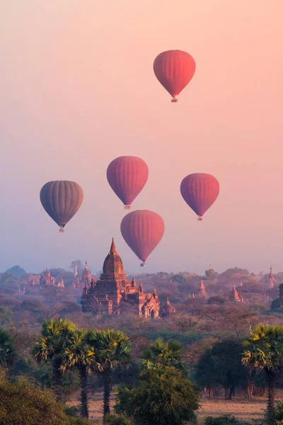 Balonem nad mgliste rano wokół świątyni w Bagan, Birma — Zdjęcie stockowe