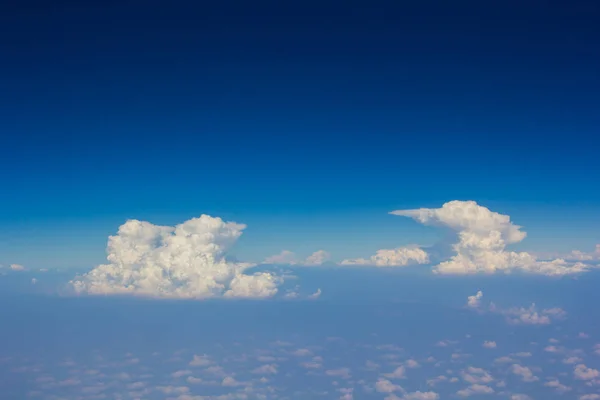 Sky via cloud layer — Stockfoto