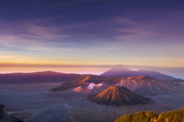 Mount Bromo alacakaranlık gökyüzü gündoğumu zaman sis doğa manzara ile 