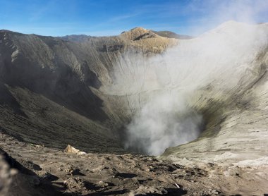 Panorama bromo vocalno krater ile gaz duman