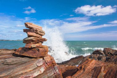 taş yığını istikrarlı ve dalga sıçrama arka plan üzerinde