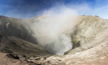 Panorama bromo vocalno krater ile gaz duman