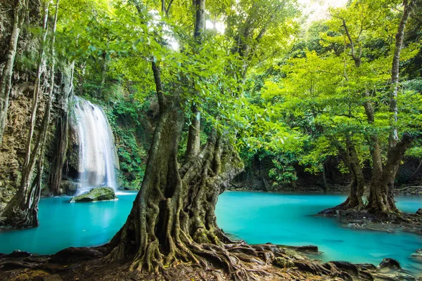 Erawan vízesés Kanchanaburi, Thaiföld — Stock Fotó