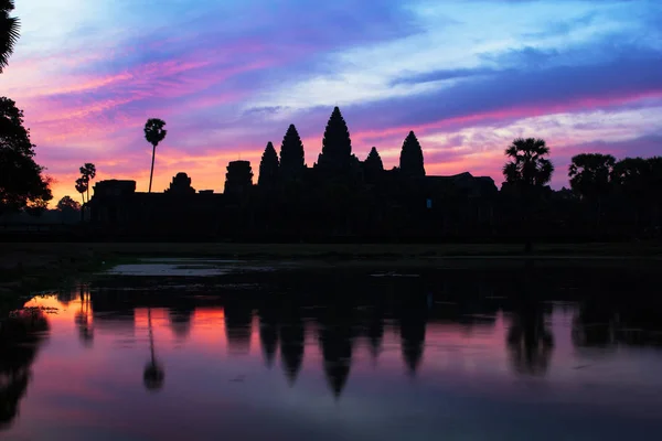 Angkor Wat templo no nascer do sol dramático — Fotografia de Stock