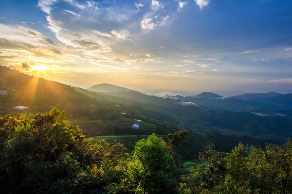 Estallido de luz en la selva tropical y el paisaje de montaña — Foto de Stock