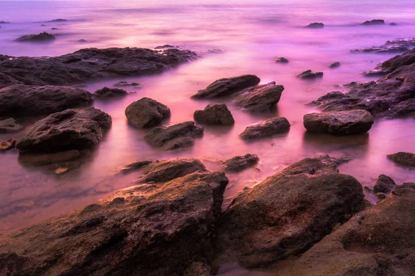 Flusso di onde marine sulla spiaggia rocciosa — Foto Stock