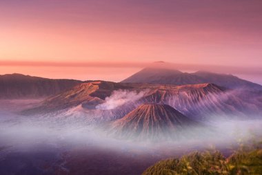 Mount Bromo alacakaranlık gökyüzü gündoğumu zaman sis doğa manzara ile 