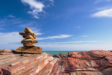 taş yığını istikrarlı ve dalga sıçrama arka plan üzerinde