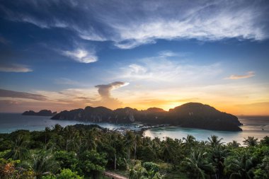 Görünüm noktası Phi Phi Island günbatımı zaman, Krabi, Tayland