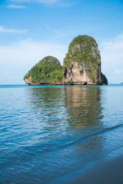 kireçtaşı kayalıklarla denizin üzerinde durmak 