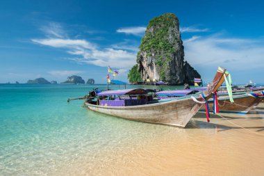 Renkli uzun kuyruk tekneler güzel Ao Nang Beach bir backgro üzerinde
