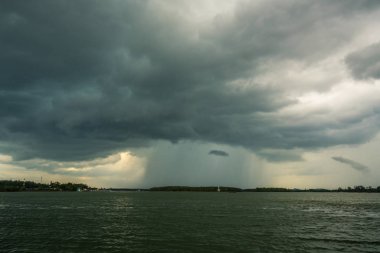 Bulutlu fırtınalı siyah beyaz dramatik gökyüzü ile yağmur 