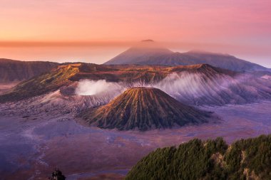 Mount Bromo alacakaranlık gökyüzü gündoğumu zaman sis doğa manzara ile 