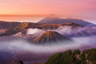 Mount Bromo alacakaranlık gökyüzü gündoğumu zaman sis doğa manzara ile 