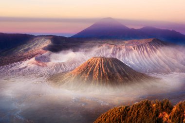 Mount Bromo alacakaranlık gökyüzü gündoğumu zaman sis doğa manzara ile 