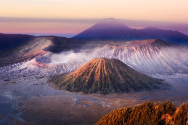 Mount Bromo alacakaranlık gökyüzü gündoğumu zaman sis doğa manzara ile 