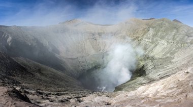 Panorama bromo vocalno krater ile gaz duman