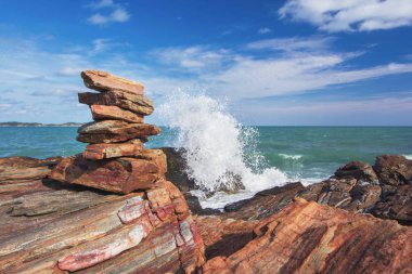 taş yığını istikrarlı ve dalga sıçrama arka plan üzerinde