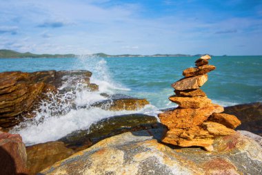 taş yığını istikrarlı ve dalga sıçrama arka plan üzerinde