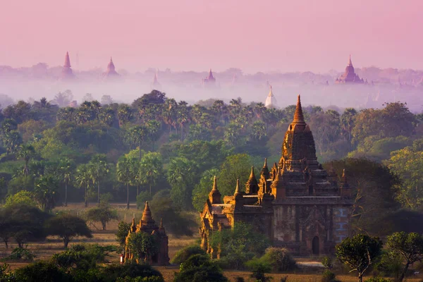 Храми під час заходу сонця у Баган, М'янма — стокове фото