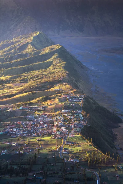 ブロモ火山の横にある村 — ストック写真