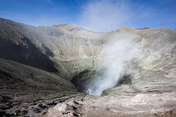 Panorama bromo vocalno krater ile gaz duman