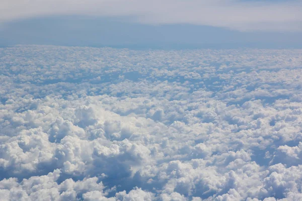 Acima da nuvem azul céu fundo apenas — Fotografia de Stock