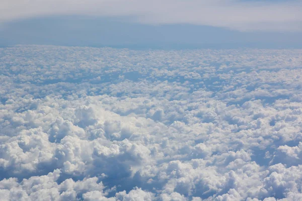 Boven wolk blauwe hemel achtergrond alleen — Stockfoto