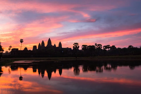 Angkor Wat Tapınağı'nda dramatik gündoğumu — Stok fotoğraf