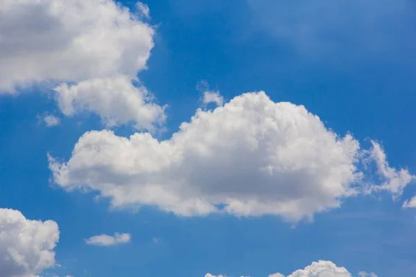 Blauwe lucht wolk achtergrond — Stockfoto