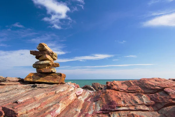 taş yığını istikrarlı ve dalga sıçrama arka plan üzerinde