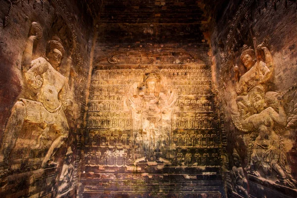 Bas-reliëf binnen Prasat Kravan — Stockfoto