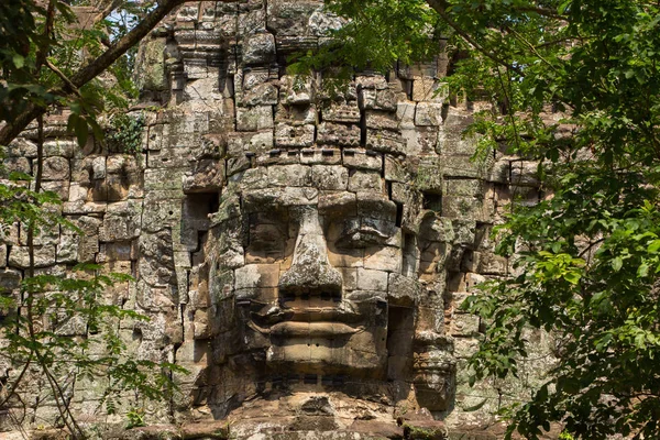 Древние ворота храма Прасат Байон, Ангкор том — стоковое фото