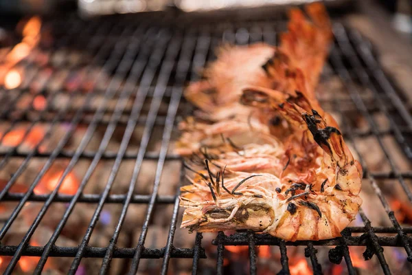 Grilled prawns on flaming grill. — Stock Photo, Image