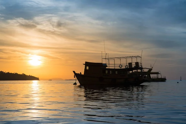 Ferry boot silhouet met lege passagiers bij zonsopgang. — Stockfoto