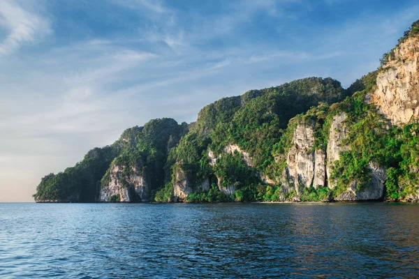 Görünümü büyük uçurum Adası ve alacakaranlık gökyüzü